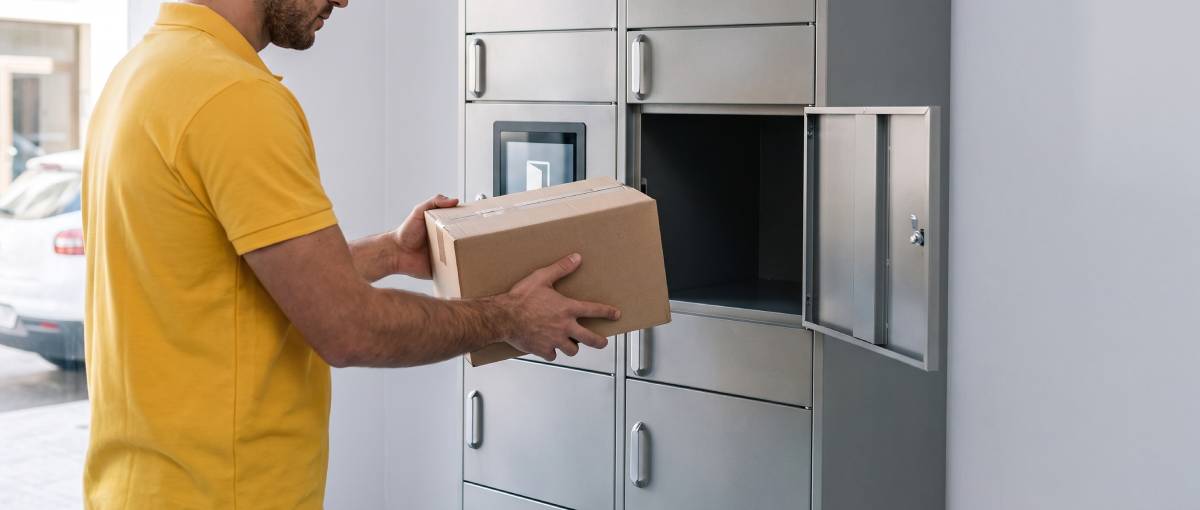 Repartidor depositando un paquete